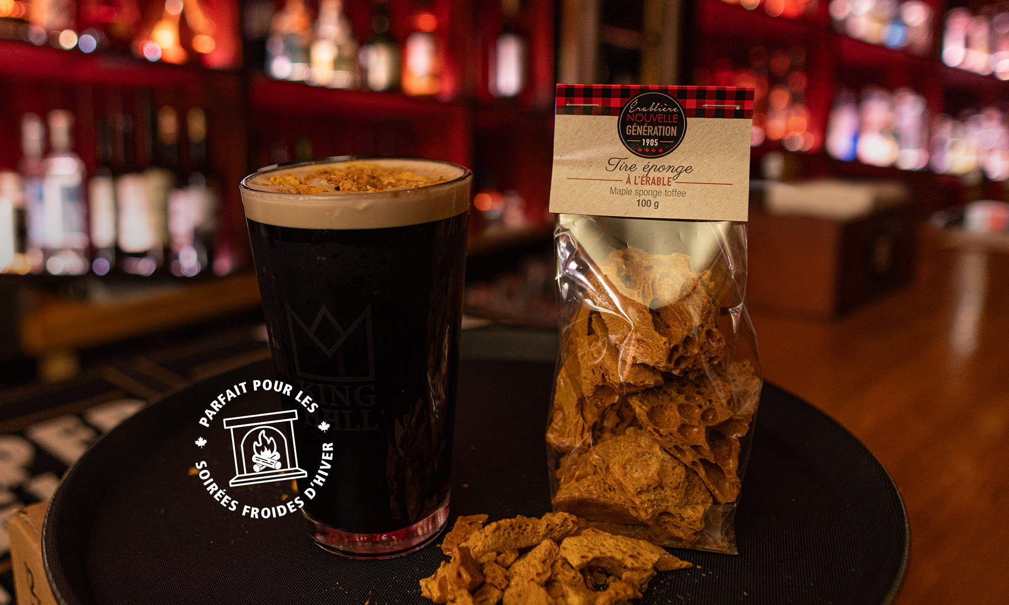Bière de style Stout et morceaux de tire éponge à l’érable dans un pub